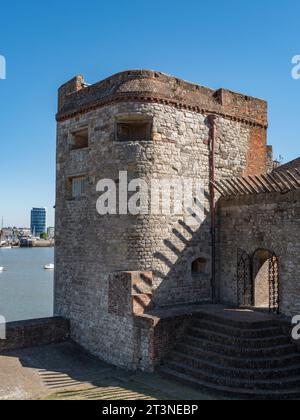 Nach Norden ausgerichtete Außenmauern von Upnor Castle, einem elisabethanischen Artilleriefort, River Medway, Kent, Großbritannien. Stockfoto