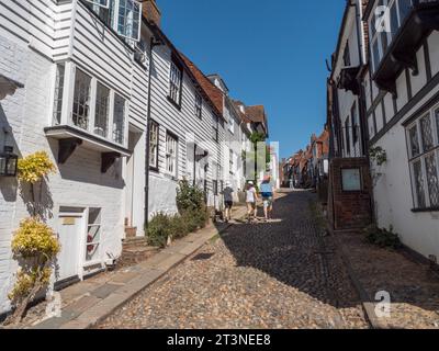 Blick auf die gepflasterte Mermaid Street in Rye, East Sussex, Großbritannien. Stockfoto