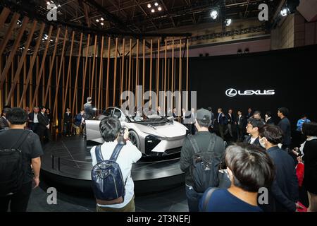 Tokio, Japan. Oktober 2023. Besucher besuchen den Ausstellungsbereich von Lexus während der Japan Mobility Show 2023 im Tokyo Big Sight in Tokio, Japan, 26. Oktober 2023. Die Japan Mobility Show 2023 findet vom 26. Oktober bis 5. November statt, an der 475 Unternehmen teilnehmen. Quelle: Zhang Xiaoyu/Xinhua/Alamy Live News Stockfoto