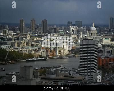 Die Stadt wird vom London Eye aus mit der Themse im Vordergrund und der St. Paul's Cathedral in der Ferne. Stockfoto