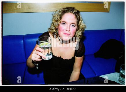 AMY WADGE, SONGWRITER, YOUNG, 2003: Songwriterin Amy Wadge im V Club in Cardiff, Wales, Großbritannien im Februar 2003. Die Grammy-Gewinnerin (Thinking Out Loud) startete zu dieser Zeit ihre Solokarriere in Wales. Seitdem schrieb sie mit Ed Sheeran, Pink, Camilla Cabello, Westlife und UK Eurovision Songs. Foto: Rob Watkins Stockfoto