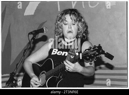 AMY Wadge, SONGWRITER, YOUNG, 2003: Songwriterin Amy Wadge spielte im März 2003 live im Toucan Club in Cardiff, Wales. Die Grammy-Gewinnerin (Thinking Out Loud) startete zu dieser Zeit ihre Solokarriere in Wales. Seitdem schrieb sie mit Ed Sheeran, Pink, Camilla Cabello, Westlife und UK Eurovision Songs. Foto: Rob Watkins Stockfoto