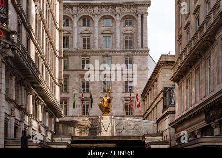 Das Savoy Hotel, ein luxuriöses Wahrzeichen-Hotel aus den 1880er Jahren, befindet sich in The Strand, der City of Westminster, im Zentrum von London. Stockfoto