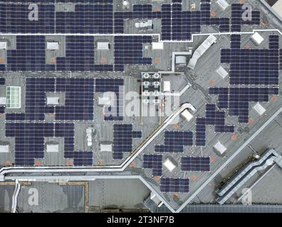 26. Oktober 2023, Sachsen, Leipzig: Solarpaneele befinden sich auf dem Dach des Paunsdorf Zentrums. Nach Angaben des Betreibers wurde am selben Tag die größte Photovoltaikanlage auf dem Dach eines Einkaufszentrums in Deutschland eingeweiht. Mit fast 2700 Modulen sollen künftig jährlich 1,1 Millionen Kilowattstunden Strom erzeugt werden. Das Werk soll den Beginn der Selbstversorgung des Einkaufszentrums mit erneuerbaren Energien markieren. Ziel sei es, die CO2-Emissionen bis 2030 gegenüber 2015 um 50 Prozent zu senken. (Luftaufnahme mit Drohne) Foto: Jan Woitas/dpa Stockfoto