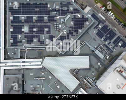 26. Oktober 2023, Sachsen, Leipzig: Solarpaneele befinden sich auf dem Dach des Paunsdorf Zentrums. Nach Angaben des Betreibers wurde am selben Tag die größte Photovoltaikanlage auf dem Dach eines Einkaufszentrums in Deutschland eingeweiht. Mit fast 2700 Modulen sollen künftig jährlich 1,1 Millionen Kilowattstunden Strom erzeugt werden. Das Werk soll den Beginn der Selbstversorgung des Einkaufszentrums mit erneuerbaren Energien markieren. Ziel sei es, die CO2-Emissionen bis 2030 gegenüber 2015 um 50 Prozent zu senken. (Luftaufnahme mit Drohne) Foto: Jan Woitas/dpa Stockfoto