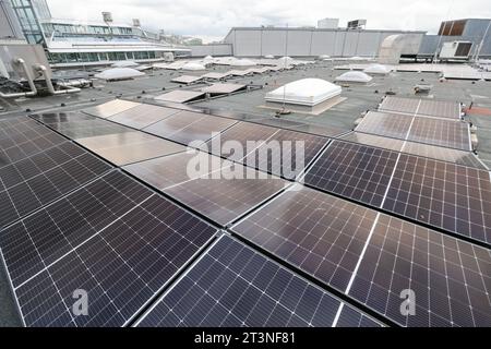 26. Oktober 2023, Sachsen, Leipzig: Solarpaneele befinden sich auf dem Dach des Paunsdorf Zentrums. Nach Angaben des Betreibers wurde am selben Tag die größte Photovoltaikanlage auf dem Dach eines Einkaufszentrums in Deutschland eingeweiht. Mit fast 2700 Modulen sollen künftig jährlich 1,1 Millionen Kilowattstunden Strom erzeugt werden. Das Werk soll den Beginn der Selbstversorgung des Einkaufszentrums mit erneuerbaren Energien markieren. Ziel ist es, die CO2-Emissionen bis 2030 gegenüber 2015 um 50 Prozent zu senken. Foto: Jan Woitas/dpa Stockfoto