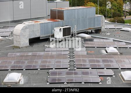 26. Oktober 2023, Sachsen, Leipzig: Solaranlagen befinden sich vor Klimaanlagen auf dem Dach des Paunsdorf Zentrums. Nach Angaben des Betreibers wurde am selben Tag die größte Photovoltaikanlage auf dem Dach eines Einkaufszentrums in Deutschland eingeweiht. Mit fast 2700 Modulen sollen künftig jährlich 1,1 Millionen Kilowattstunden Strom erzeugt werden. Das Werk soll den Beginn der Selbstversorgung des Einkaufszentrums mit erneuerbaren Energien markieren. Ziel ist es, die CO2-Emissionen bis 2030 gegenüber 2015 um 50 Prozent zu senken. Foto: Jan Woitas/dpa Stockfoto