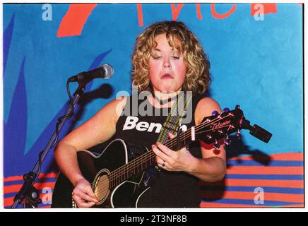 AMY Wadge, SONGWRITER, YOUNG, 2003: Songwriterin Amy Wadge spielte im März 2003 live im Toucan Club in Cardiff, Wales. Die Grammy-Gewinnerin (Thinking Out Loud) startete zu dieser Zeit ihre Solokarriere in Wales. Seitdem schrieb sie mit Ed Sheeran, Pink, Camilla Cabello, Westlife und UK Eurovision Songs. Foto: Rob Watkins Stockfoto