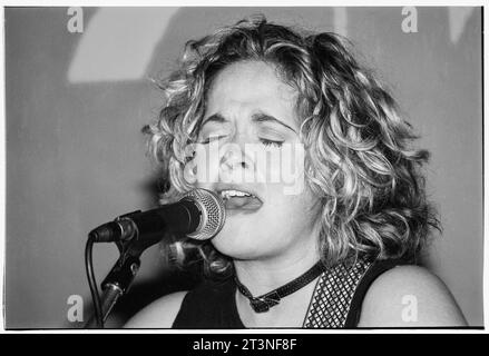 AMY Wadge, SONGWRITER, YOUNG, 2003: Songwriterin Amy Wadge spielte im März 2003 live im Toucan Club in Cardiff, Wales. Die Grammy-Gewinnerin (Thinking Out Loud) startete zu dieser Zeit ihre Solokarriere in Wales. Seitdem schrieb sie mit Ed Sheeran, Pink, Camilla Cabello, Westlife und UK Eurovision Songs. Foto: Rob Watkins Stockfoto