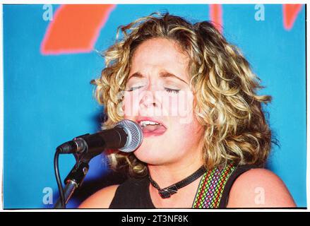 AMY Wadge, SONGWRITER, YOUNG, 2003: Songwriterin Amy Wadge spielte im März 2003 live im Toucan Club in Cardiff, Wales. Die Grammy-Gewinnerin (Thinking Out Loud) startete zu dieser Zeit ihre Solokarriere in Wales. Seitdem schrieb sie mit Ed Sheeran, Pink, Camilla Cabello, Westlife und UK Eurovision Songs. Foto: Rob Watkins Stockfoto