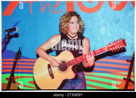 AMY Wadge, SONGWRITER, YOUNG, 2003: Songwriterin Amy Wadge spielte im März 2003 live im Toucan Club in Cardiff, Wales. Die Grammy-Gewinnerin (Thinking Out Loud) startete zu dieser Zeit ihre Solokarriere in Wales. Seitdem schrieb sie mit Ed Sheeran, Pink, Camilla Cabello, Westlife und UK Eurovision Songs. Foto: Rob Watkins Stockfoto