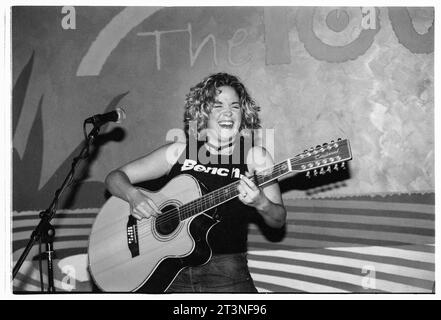 AMY Wadge, SONGWRITER, YOUNG, 2003: Songwriterin Amy Wadge spielte im März 2003 live im Toucan Club in Cardiff, Wales. Die Grammy-Gewinnerin (Thinking Out Loud) startete zu dieser Zeit ihre Solokarriere in Wales. Seitdem schrieb sie mit Ed Sheeran, Pink, Camilla Cabello, Westlife und UK Eurovision Songs. Foto: Rob Watkins Stockfoto