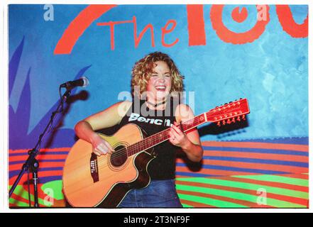 AMY Wadge, SONGWRITER, YOUNG, 2003: Songwriterin Amy Wadge spielte im März 2003 live im Toucan Club in Cardiff, Wales. Die Grammy-Gewinnerin (Thinking Out Loud) startete zu dieser Zeit ihre Solokarriere in Wales. Seitdem schrieb sie mit Ed Sheeran, Pink, Camilla Cabello, Westlife und UK Eurovision Songs. Foto: Rob Watkins Stockfoto