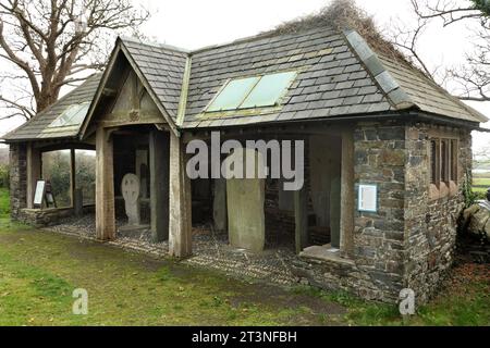 Antike mittelalterliche Manx-Kreuze im Kirk Maughold Kirchhof, Maughold, Isle of man. Stockfoto