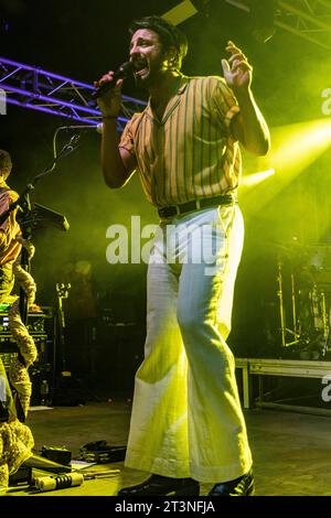Mailand, Italien. Oktober 2023. MAILAND, ITALIEN - 17. OKTOBER: Sameer Gadhia von Young the Giant tritt am 17. Oktober 2023 im Circolo Magnolia Segrate Mailand auf. (Foto: Roberto Finizio/NurPhoto) Credit: NurPhoto SRL/Alamy Live News Stockfoto