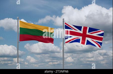 Flagge des Vereinigten Königreichs und Litauens, die am blauen bewölkten Himmel zusammen im Wind winken, zwei Länder-Beziehungskonzept Stockfoto