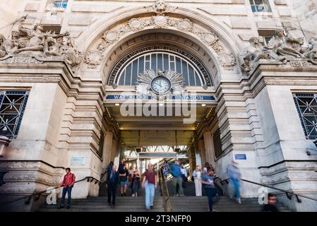 London, Großbritannien. Oktober 2023. London Waterloo Station, ein belebter Pendlerbahnhof, Teil des National Rail-Netzes in Großbritannien. (Foto: John Wreford/SOPA Images/SIPA USA) Credit: SIPA USA/Alamy Live News Stockfoto