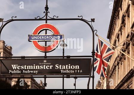 London, Großbritannien. Oktober 2023. Berühmter Eingang zur U-Bahn-Station Westminster mit einer Flagge der britischen Union Jack im Hintergrund. (Foto: John Wreford/SOPA Images/SIPA USA) Credit: SIPA USA/Alamy Live News Stockfoto