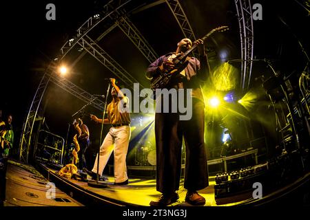 Mailand, Italien. Oktober 2023. MAILAND, ITALIEN - 17. OKTOBER: Eric Cannata von Young the Giant tritt am 17. Oktober 2023 im Circolo Magnolia Segrate Mailand auf. (Foto: Roberto Finizio/NurPhoto) Credit: NurPhoto SRL/Alamy Live News Stockfoto