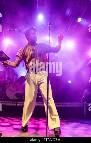 Mailand, Italien. Oktober 2023. MAILAND, ITALIEN - 17. OKTOBER: Sameer Gadhia von Young the Giant tritt am 17. Oktober 2023 im Circolo Magnolia Segrate Mailand auf. (Foto: Roberto Finizio/NurPhoto) Credit: NurPhoto SRL/Alamy Live News Stockfoto