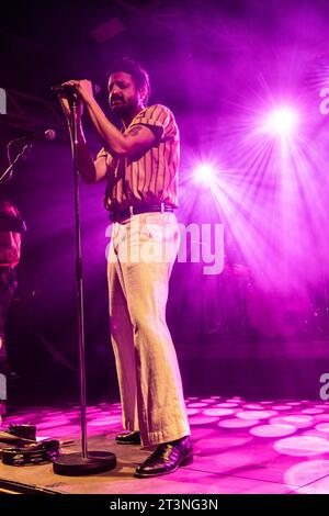 Mailand, Italien. Oktober 2023. MAILAND, ITALIEN - 17. OKTOBER: Sameer Gadhia von Young the Giant tritt am 17. Oktober 2023 im Circolo Magnolia Segrate Mailand auf. (Foto: Roberto Finizio/NurPhoto) Credit: NurPhoto SRL/Alamy Live News Stockfoto