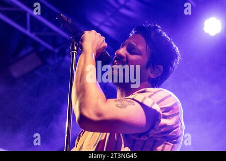 Mailand, Italien. Oktober 2023. MAILAND, ITALIEN - 17. OKTOBER: Sameer Gadhia von Young the Giant tritt am 17. Oktober 2023 im Circolo Magnolia Segrate Mailand auf. (Foto: Roberto Finizio/NurPhoto) Credit: NurPhoto SRL/Alamy Live News Stockfoto