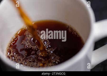In Makroaufnahme Kaffee in ein Glas gießen Stockfoto