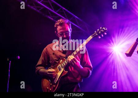 Mailand, Italien. Oktober 2023. MAILAND, ITALIEN - 17. OKTOBER: Jacob Tilley von Young the Giant tritt am 17. Oktober 2023 in Mailand im Circolo Magnolia Segrate Mailand auf. (Foto: Roberto Finizio/NurPhoto) Credit: NurPhoto SRL/Alamy Live News Stockfoto