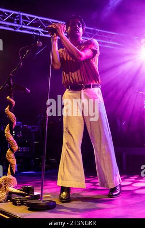 Mailand, Italien. Oktober 2023. MAILAND, ITALIEN - 17. OKTOBER: Sameer Gadhia von Young the Giant tritt am 17. Oktober 2023 im Circolo Magnolia Segrate Mailand auf. (Foto: Roberto Finizio/NurPhoto) Credit: NurPhoto SRL/Alamy Live News Stockfoto