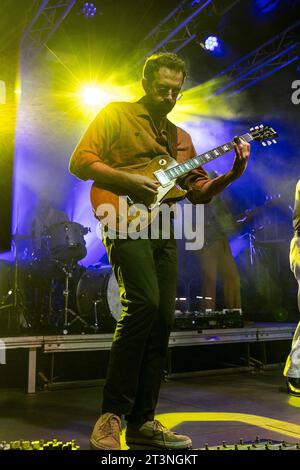 Mailand, Italien. Oktober 2023. MAILAND, ITALIEN - 17. OKTOBER: Jacob Tilley von Young the Giant tritt am 17. Oktober 2023 im Circolo Magnolia Segrate Mailand auf. (Foto: Roberto Finizio/NurPhoto) Credit: NurPhoto SRL/Alamy Live News Stockfoto