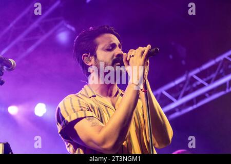 Mailand, Italien. Oktober 2023. MAILAND, ITALIEN - 17. OKTOBER: Sameer Gadhia von Young the Giant tritt am 17. Oktober 2023 im Circolo Magnolia Segrate Mailand auf. (Foto: Roberto Finizio/NurPhoto) Credit: NurPhoto SRL/Alamy Live News Stockfoto
