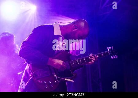 Mailand, Italien. Oktober 2023. MAILAND, ITALIEN - 17. OKTOBER: Eric Cannata von Young the Giant tritt am 17. Oktober 2023 im Circolo Magnolia Segrate Mailand auf. (Foto: Roberto Finizio/NurPhoto) Credit: NurPhoto SRL/Alamy Live News Stockfoto