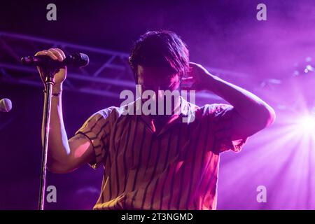 Mailand, Italien. Oktober 2023. MAILAND, ITALIEN - 17. OKTOBER: Sameer Gadhia von Young the Giant tritt am 17. Oktober 2023 im Circolo Magnolia Segrate Mailand auf. (Foto: Roberto Finizio/NurPhoto) Credit: NurPhoto SRL/Alamy Live News Stockfoto