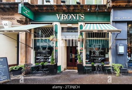 Blick auf die Landschaft von Vroni's, DIE Wein- und Champagnerbar von Glasgow, die gesamte Barfassade mit Markisen, Tischen und Sitzgelegenheiten im Freien Stockfoto