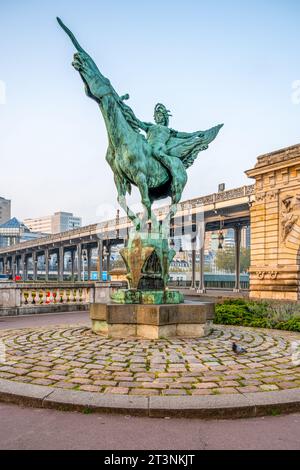 Statue France Reborn, französisch: La France renaissante auf der Bir Hakeim-Brücke in Paris, Frankreich Stockfoto