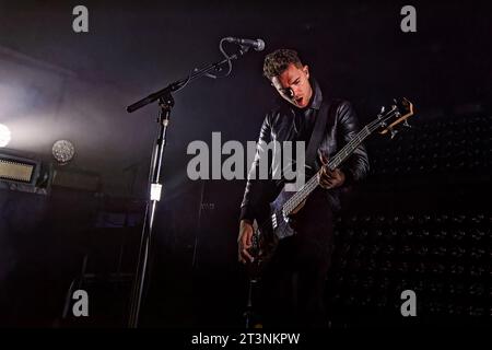 Oktober 25, 2023, LIVERPOOL, Vereinigtes Königreich: Liverpool, Großbritannien: 25. Oktober 2023 ..MICK KERR von der UK Rock Band Royal Blood live an der Liverpool University (Kreditbild: © Andy von Pip/ZUMA Press Wire) NUR REDAKTIONELLE VERWENDUNG! Nicht für kommerzielle ZWECKE! Stockfoto