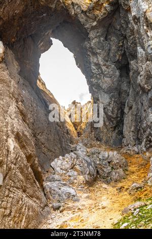 Prisojnik oder Prisank-Fenster. Das große Felsenfenster in den Alpen, Triglav Nationalpark, Julische Alpen, Slowenien Stockfoto