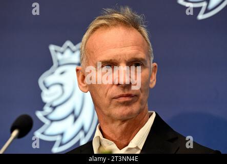 Prag, Tschechische Republik. Oktober 2023. Der ehemalige tschechische Eishockeytorwart Dominik Hasek, der für die Buffalo Sabres spielte, spielte auch für die Chicago Blackhawks, Detroit Red Wings, und Ottawa Senators in seiner 16-jährigen Saison mit dem Spitznamen „The Dominator“ spricht während der Pressekonferenz der National Hockey League, der Tschechischen Eishockey Hall of Fame in Prag, Tschechische Republik, am 26. Oktober 2023. Quelle: Katerina Sulova/CTK Photo/Alamy Live News Stockfoto