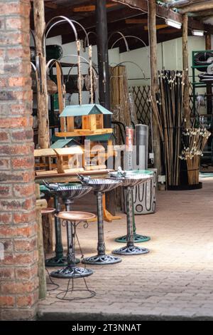 Eingang in ein Ladenlager, das Gartengroßhandelsartikel und Gartenmöbel verkauft Stockfoto