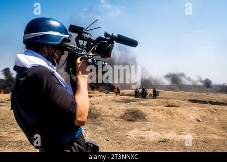 Michael Bunel / Le Pictorium - Journalismus: über den Konflikt in Gaza - 12/05/2018 - Israel / Palästina / Gaza - Ein westlicher Fernsehjournalist berichtet über die Zusammenkünfte zum 70. Jahrestag des Nakba (Tag der Katastrophe), der die Vertreibung vor und nach der israelischen Unabhängigkeitserklärung 1948 markiert. Mai 2018. Gazastreifen. Palästina. Stockfoto