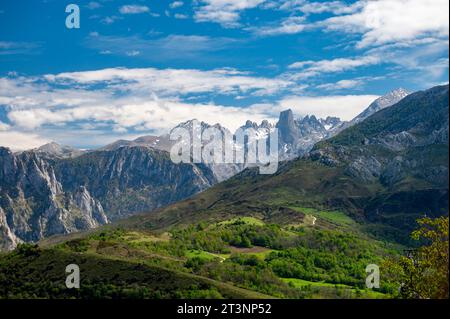 Panoramaaussicht auf Naranjo de Bulnes oder PICU Urriellu, Kalksteingipfel aus der paläozoischen Ära, in der zentralen Region Macizo Picos de Europa, m Stockfoto