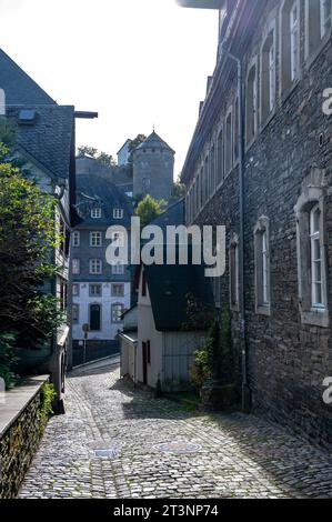 Blick auf die Häuser und Straßen der alten bunten deutschen Stadt Monschau im Flussbogen und versteckt zwischen den Hügeln, Eifel Nationalpark, Deutschland in su Stockfoto