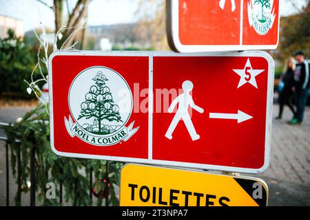 Noel a Colmar steht im Herzen der historischen Stadt Elsass und führt Besucher zum beliebten Weihnachtsmarkt der Region Stockfoto