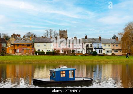 Zwei Menschen laufen auf den Wiesen, Sudbury, Suffolk, England Stockfoto