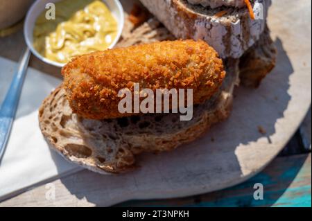 Holländisches Fast Food, frittierte Kroketten gefüllt mit Hackfleisch auf Brot serviert, Nahaufnahme Stockfoto