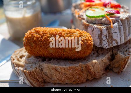 Holländisches Fast Food, frittierte Kroketten gefüllt mit Hackfleisch auf Brot serviert, Nahaufnahme Stockfoto