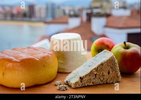 Asturische Käsesorten, hart geräucherter Kuhkäse von Pria, Blaukäse-Cabralis von Arenas und weißer Rebollin aus Pitu, Asturien, serviert im Freien mit Aussicht Stockfoto