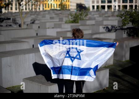 Demonstration Der Israelischen Solidarität - Holocaust-Gedenkstätte Deu, Deutschland, Deutschland, Berlin, 22.10.2023 Demonstrantin mit Fahne von Israel auf dem Gelaende vor Stelen vom Holocaust Mahnmal für die ermordeten Juden Europas am Holocaust-Mahnmal und der Gedenkstaette Topographie des Terrors anlaesslich der Kundgebung und Demonstration von einem breiten Buendnis unter dem Motto Gegen Terror Hass und Antisemitismus und Solidaritaet für Israel in Berlin Deutschland . Der Konflikt zwischen der Hamas und Israel verschaerft sich nach den toedlichen Terror von Hamas aus Gaza nach Israel am 7. Oktober. de: Stockfoto