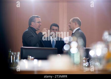 Boris Pistorius, Olaf Scholz, Kabinettssitzung DEU, Deutschland, Berlin, 15.10.2023 Boris Pistorius, Bundesverteidigungsminister SPD, Hubertus Heil, Bundesarbeitsminister SPD, und Olaf Scholz, Bundeskanzler SPD v.l.n.r., vor der Kabinettssitzung im Berliner Kanzleramt Bundeskanzleramt in Berlin, Deutschland. de: Boris Pistorius, Bundesverteidigungsminister SPD, Hubertus Heil, Bundesminister für Arbeit und Soziales SPD, und Olaf Scholz, Bundeskanzler SPD f.l.t.r., während einer Kabinettssitzung im Kanzleramt in Berlin. *** Boris Pistorius, Olaf Scholz, Kabine Stockfoto