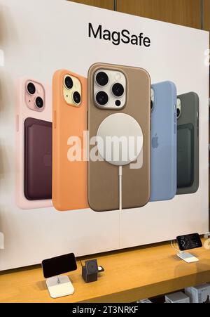 Paris, Frankreich - 22. September 2023: Große Werbung im Apple Store Magasafe Ladegerät mit Echtzeit-OLED-Display für iPhones sowie Taschen, Geldbörsen und Ladegeräte Stockfoto